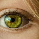 Photographie d'un oeil vert jaune d'une femme