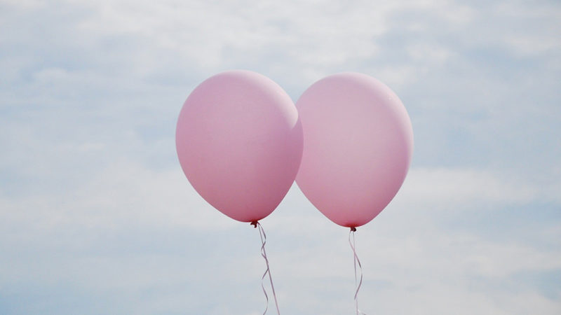 Un ballon éclate. Qu’est-ce qu’il reste ?