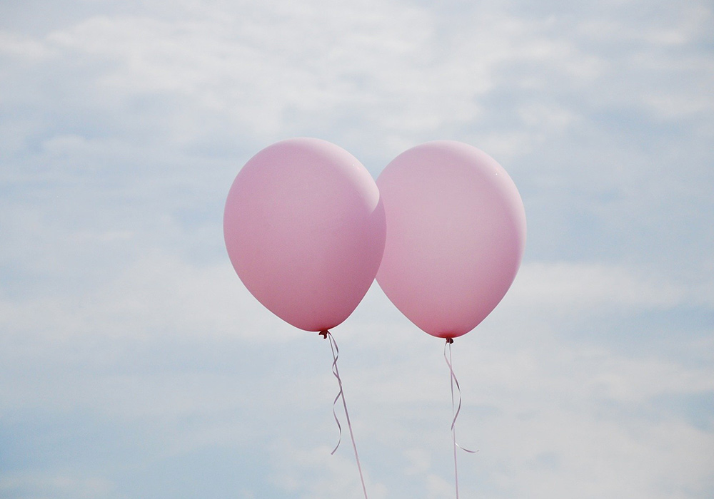 Un ballon éclate. Qu’est-ce qu’il reste ?