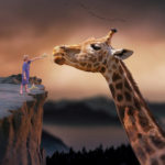 Image de synthèse d'un enfant qui essaie de nourrir une girafe géante.