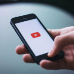 Photo d'un smartphone ouvrant l'application Youtube