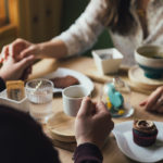 Photographie d'un couple déjeunant au restaurant